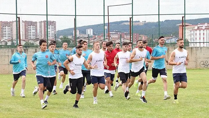 Başkansız ve antrenörsüz takımı yeni sezona kaptanı hazırlıyor