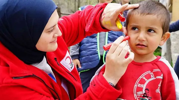 Yangınzede çocukların yüzlerini güldürdüler