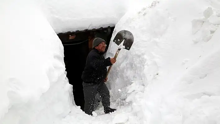 Bazı köylerde kar kalınlığı 2 metreyi aştı