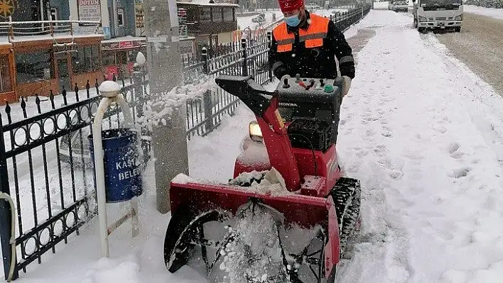 Belediye kar timleri gece gündüz demeden çalışıyor