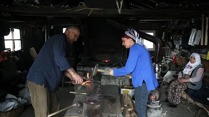 Bıçakçı Kazım ustanın en büyük destekçisi eşi ve kızı