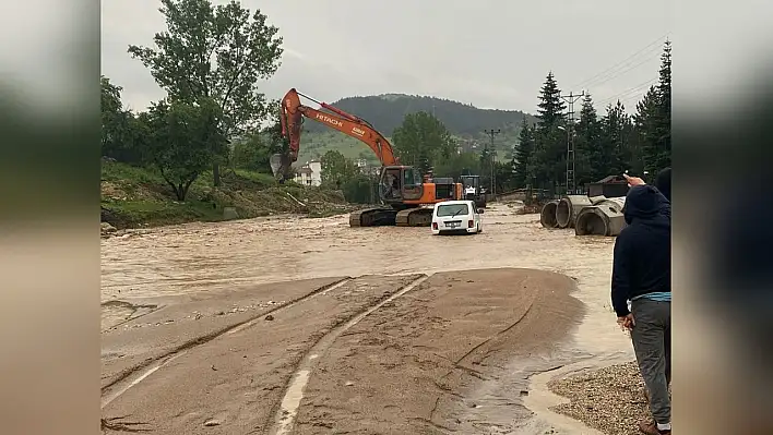 Bir araç sel sularına kapılarak sürüklendi