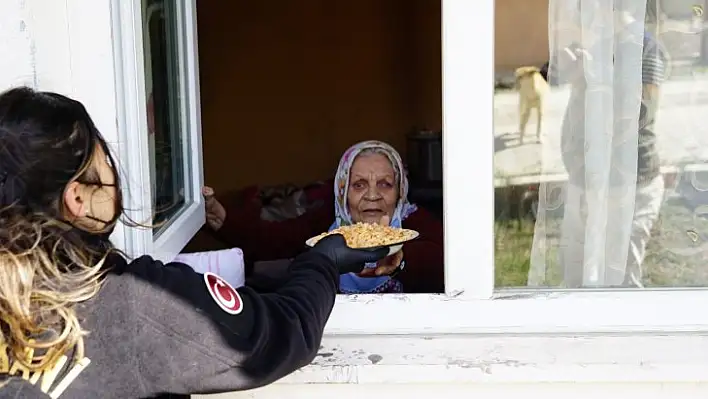 Bir tas sıcak yemek için ekiplerin yolunu gözlüyorlar