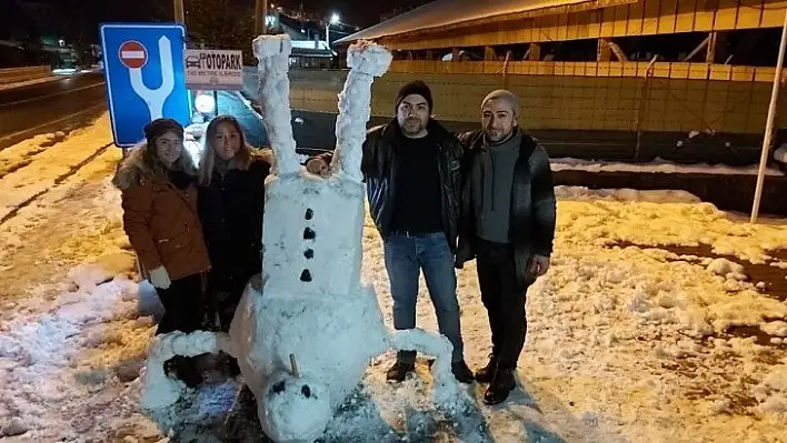 Biri kardan heykel yaptı, diğeri kardan adamı ters çevirdi