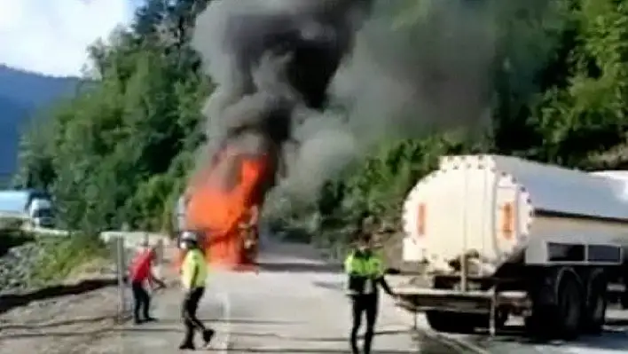 Bozkurt'a yardım taşıyan tırda yangın çıktı