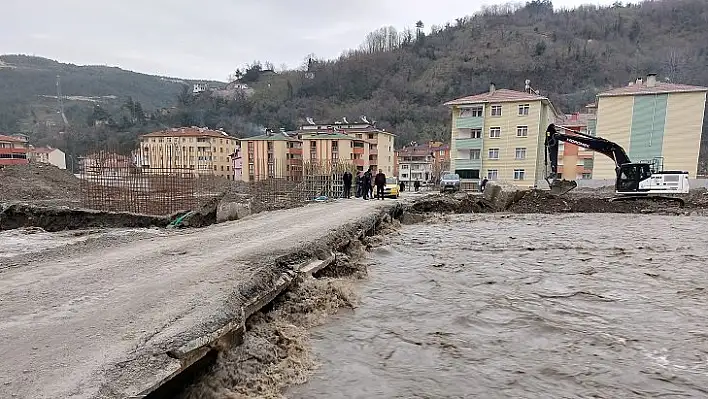 Bozkurt'ta Ezine Çayı eriyen kar suları ile yükseldi