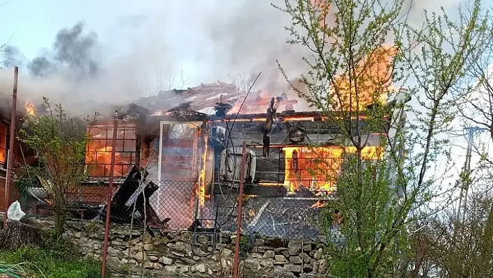 Çatalzeytin'de ahşap ev küle döndü