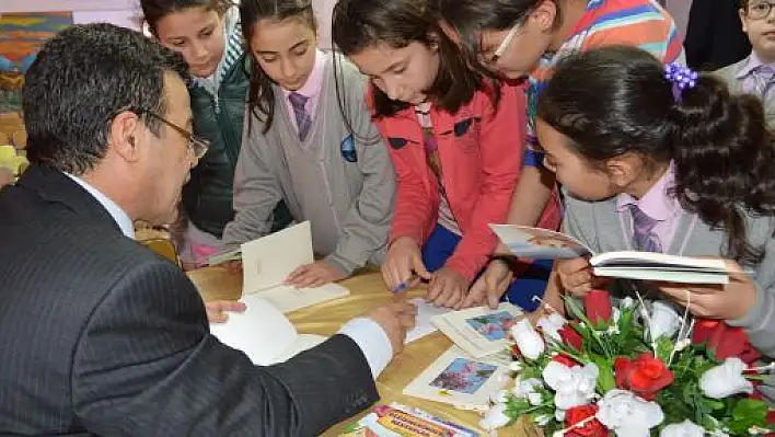 Cezaevi Müdürü'nden Öğrencilere Şiir Dinletisi