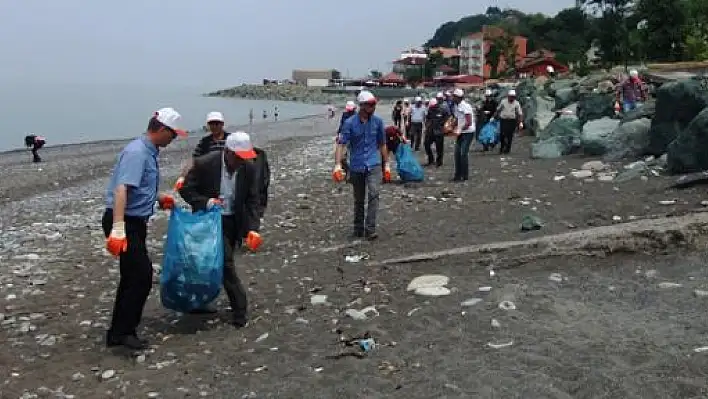 Cezalarını, Sahili Temizleyerek Çektiler