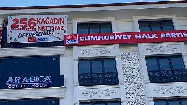 CHP'den '256 kağadın yarısını nettiniz, deyvesenize' yazılı pankart