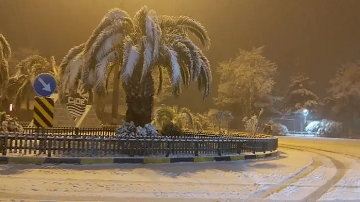 Cide beklenen kar yağışı ile beyaza büründü