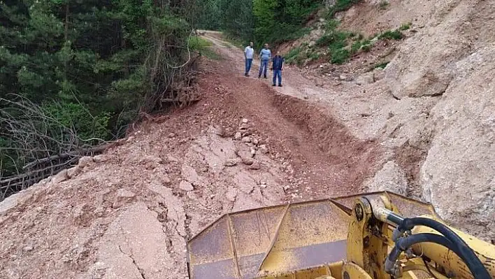 Yaşanan heyelan yolu kapattı