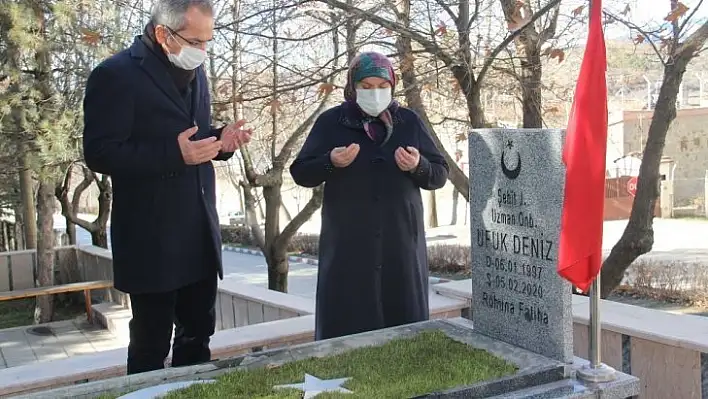 Çığ altında şehit olan Ufuk Deniz, kabri başında anıldı