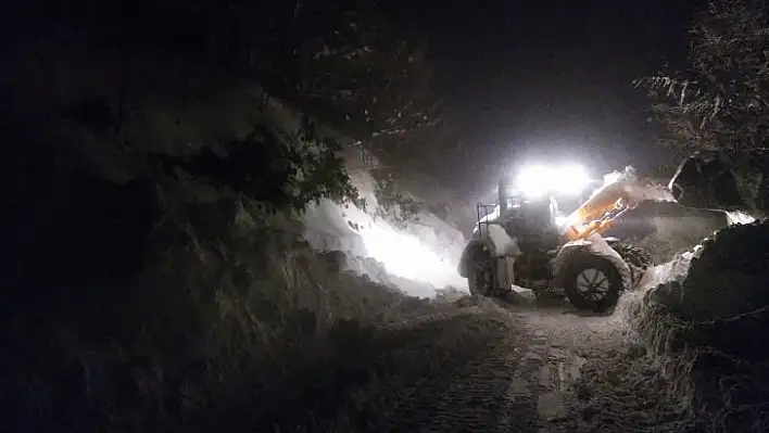 Çığ nedeniyle kapanan yol ulaşıma açıldı