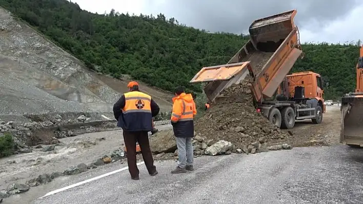 Çökme yaşanan yolda çalışma yapılıyor