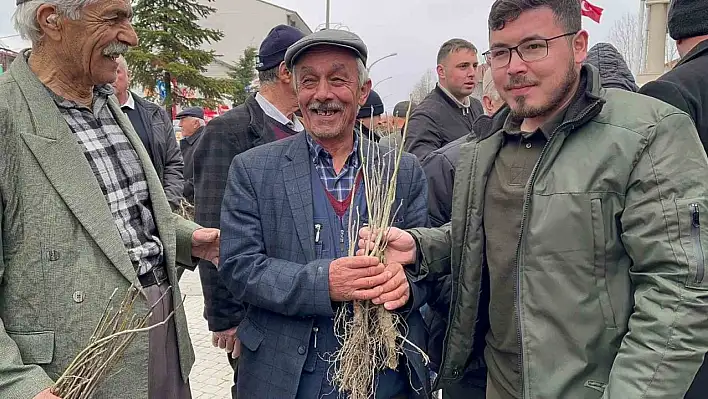 Namaz çıkışında 2 bin fidan dağıtıldı