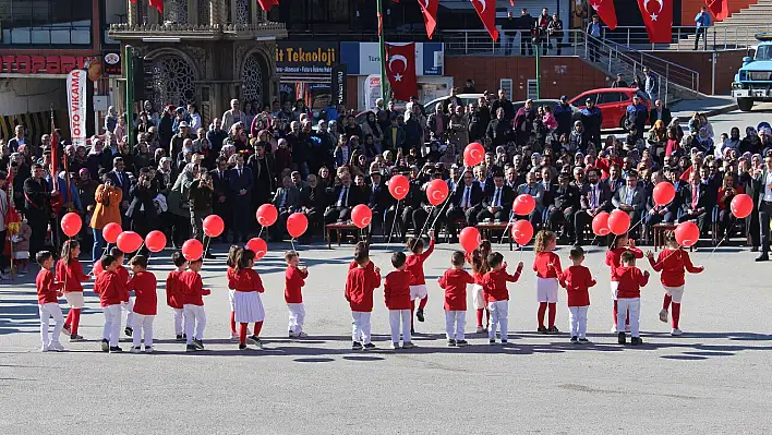 Cumhuriyet Bayramı ilçelerde törenlerle kutlandı