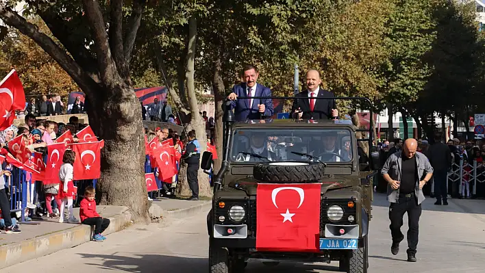 Cumhuriyet'in 100. yılı törenle kutlandı