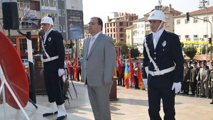 Cumhuriyet Bayramı Kutlamaları Çelenk Sunumuyla Başladı 