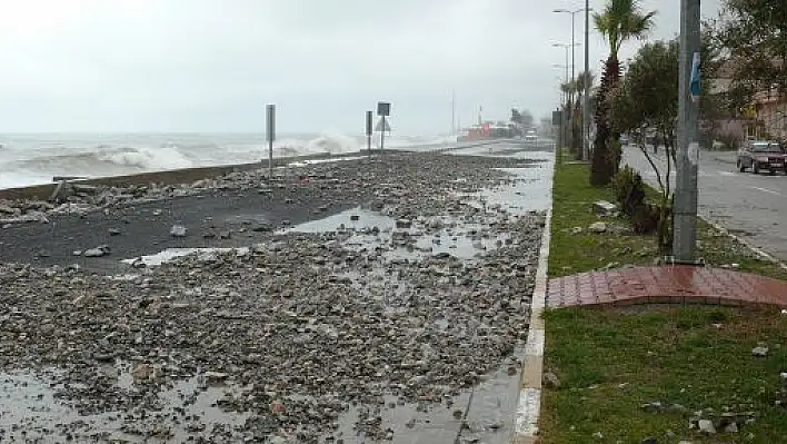 Dalgalar Karayolunu Trafiğe Kapattı