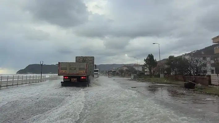 Sahil yolu su altında kaldı