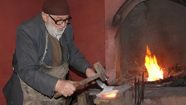 Demirci ustası ve eşi sobadan zehirlendi