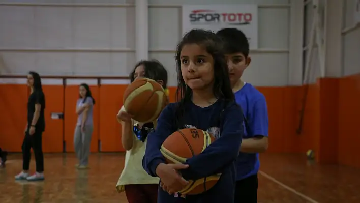 Depremzede çocukların yüzü sporla gülüyor