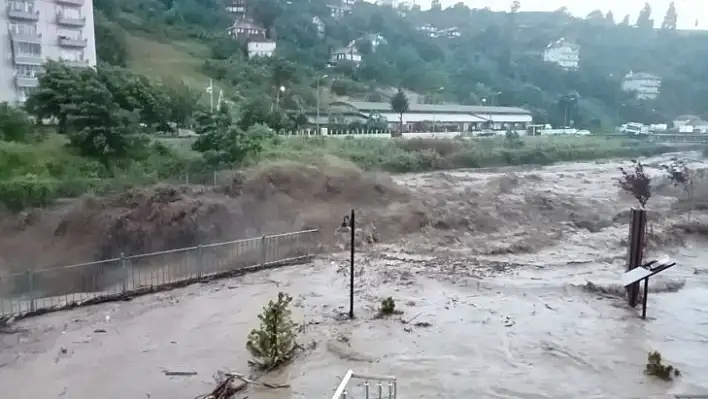 Taşkın riskine alt katta oturanların üst katları çıkması istendi