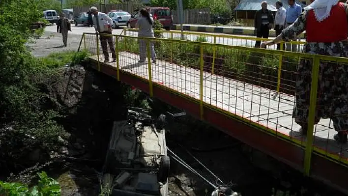 Dereye Yuvarlanıp Ters Dönen Araçtan Sağ Çıktı