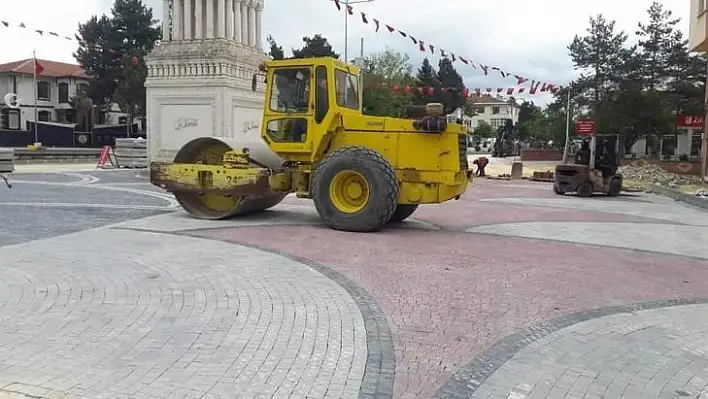 Devrekani'de ilçe meydanı yenilendi