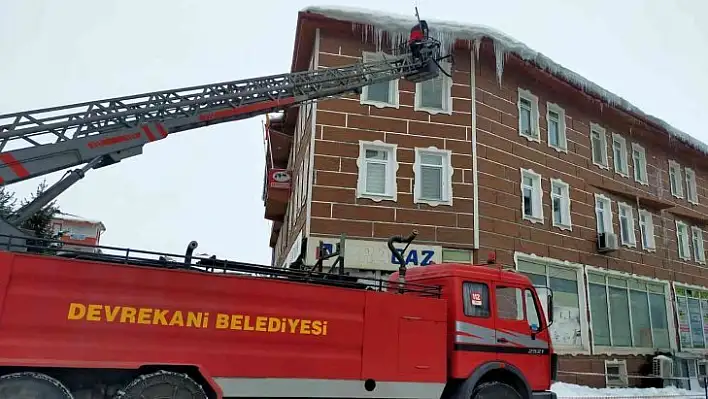 Devrekani'de buz sarkıtları temizlendi