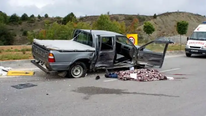 Devrekani kavşağında trafik kazası: 1 ölü, 4 yaralı