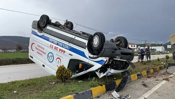 Devrilen ambulansın sürücüsü yaralandı