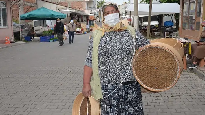 El yapımı kalbur ve eleklerini köy köy gezerek satıyor