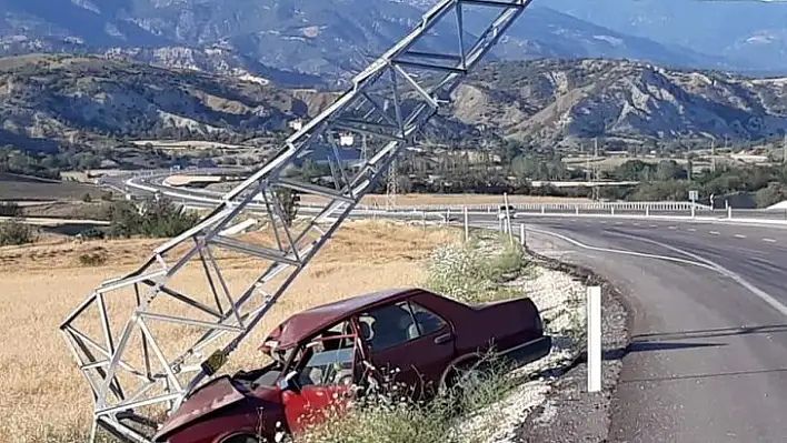 Elektrik direğine çarpan otomobil hurdaya döndü