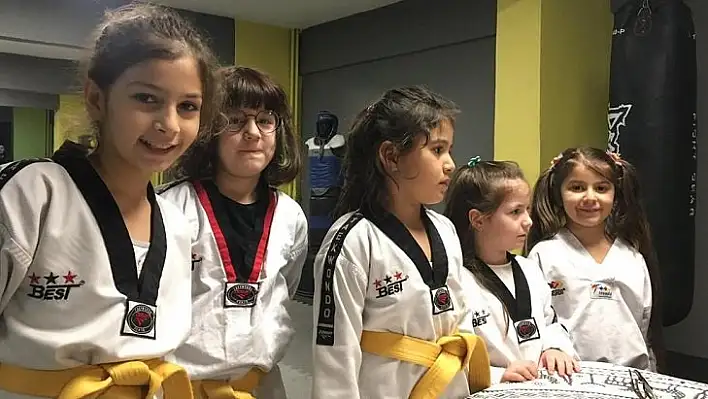 Erişenli taekwondocular kuşak atladı