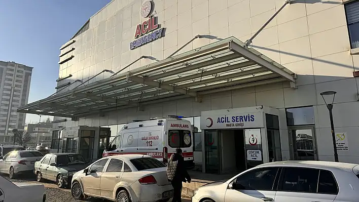 Evde dengesini kaybederek düşen kadın ağır yaralandı