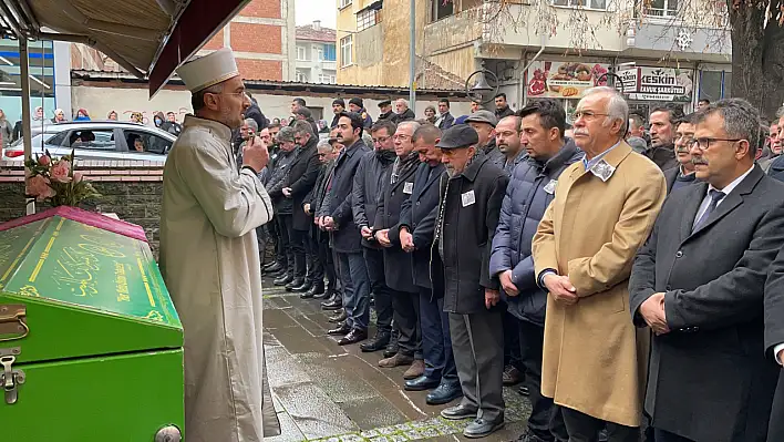 Evinde ölü bulunan eczacı kadın defnedildi