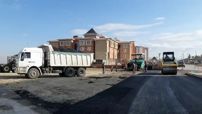 Fen İşleri'nden Kavşak ve Asfalt Çalışmaları