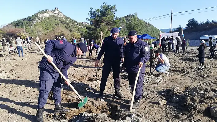 Fidanlar toprakla buluşturuldu