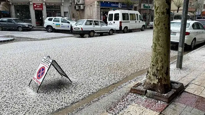 Fındık büyüklüğündeki dolu ilçeyi beyaza bürüdü