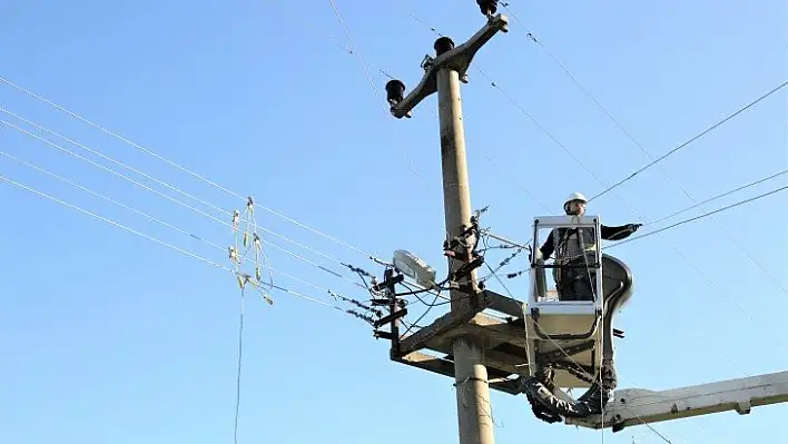 Fırtına nedeniyle enerji nakil hatları koptu