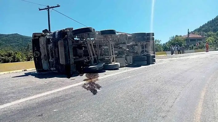 Moloz yüklü hafriyat kamyonu devrildi: 3 yaralı