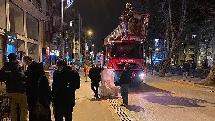 Gece yarısı pankart indirilmesine tepki!