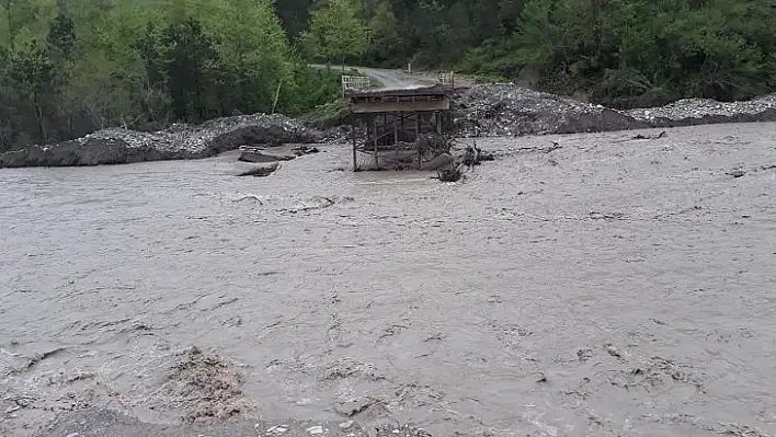 Geçici köprüler zarar gördü