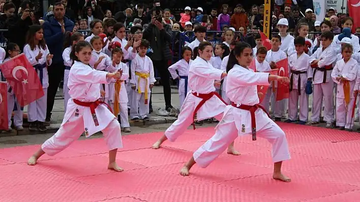 19 Mayıs'ta gösterileriyle nefes kestiler