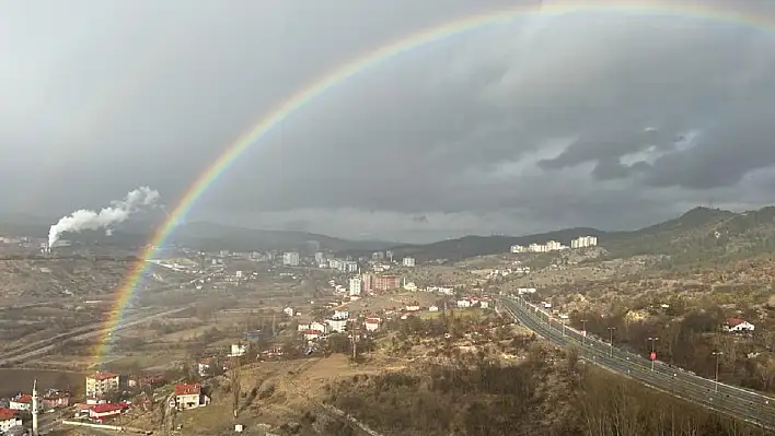 Gökkuşağı güzel görüntü oluşturdu