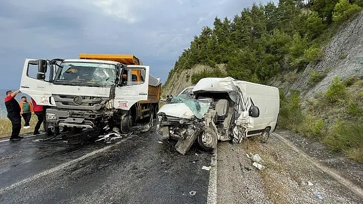 Hafriyat kamyonu ile hafif ticari araç çarpıştı: 3 yaralı