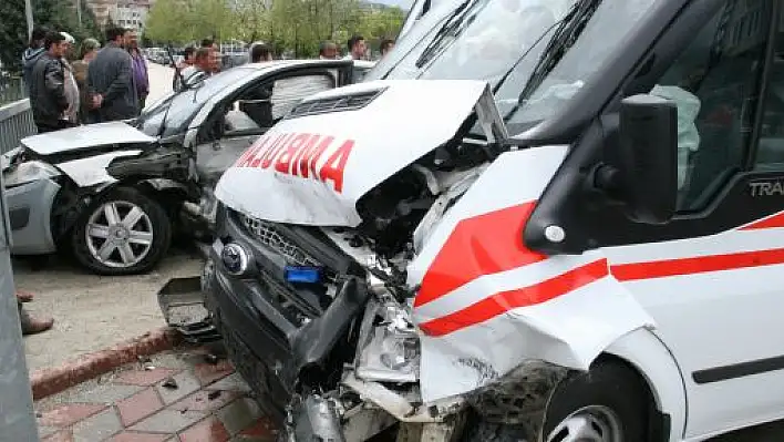 Hasta Taşıyan Ambulans Kaza Yaptı