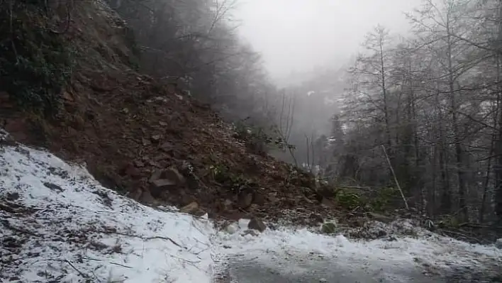 Heyelan ilçe yolunu trafiğe kapadı